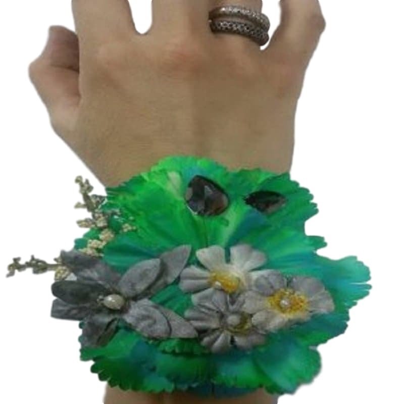 שושניתוש זר פרחים מלאכותי ליד בירוק